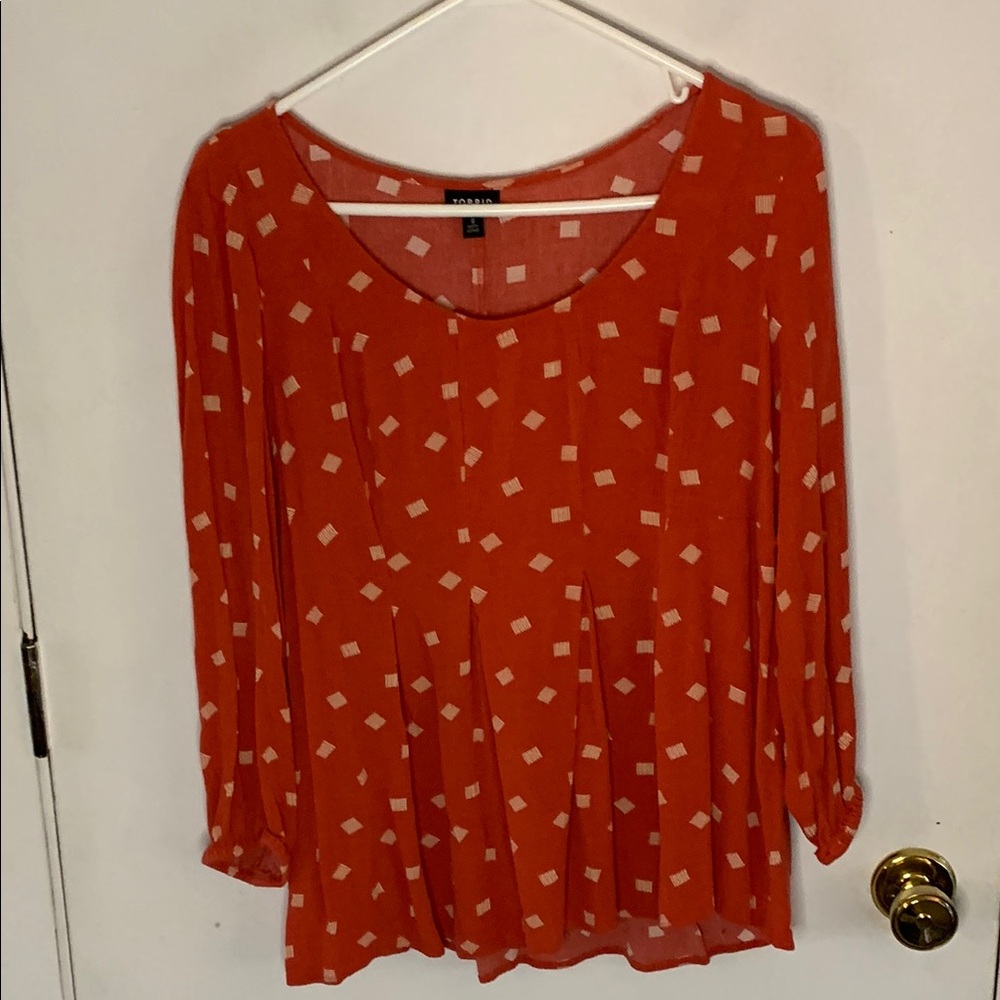 Torrid Size 0 dark coral pleated blouse with square geometric pattern